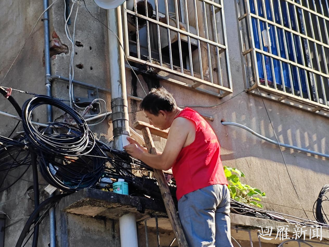 白沙洲街道新礦村社區(qū)：修補落水管，為民解煩憂