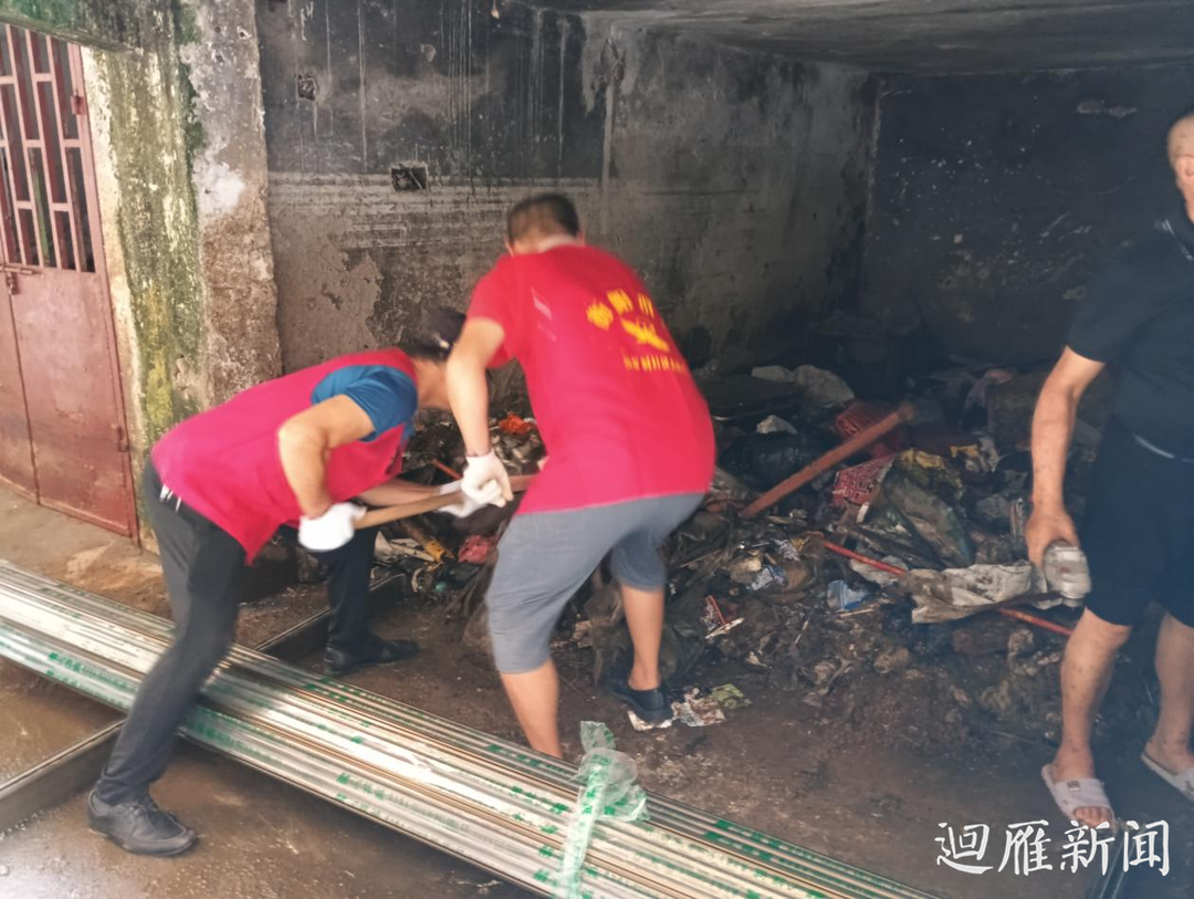 白沙洲街道新礦村社區(qū)：清理煤棚垃圾，共建美好家園