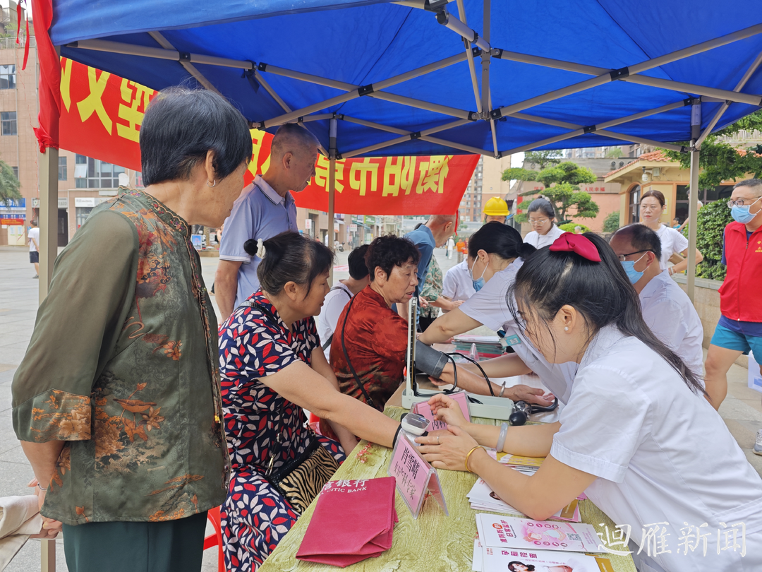 白沙洲街道園林社區(qū)聯(lián)合第五人民醫(yī)院開展“愛(ài)心義診進(jìn)社區(qū) 傾情服務(wù)零距離”志愿服務(wù)活動(dòng)