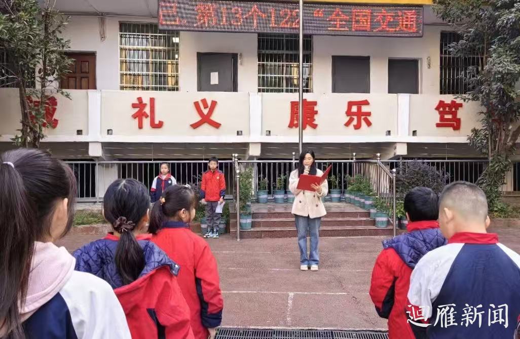 雁峰区联盟山学校：又到交通安全日，做交通文明使者