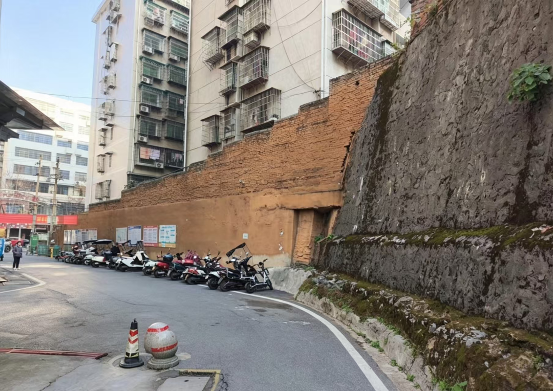 一声“哨响” 危墙除险——雁峰街道雁南归社区高效处置倾斜围墙隐患