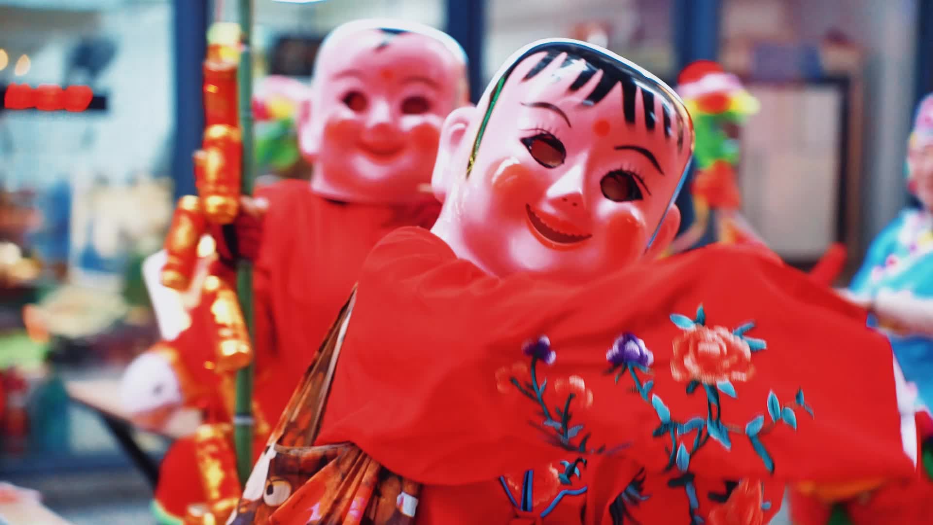 视频丨市府路舞狮闹春：人头攒动摸狮头，讨个新年好口彩